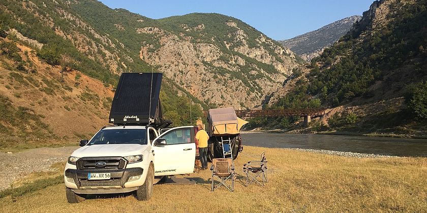 Campen direkt am Fluss